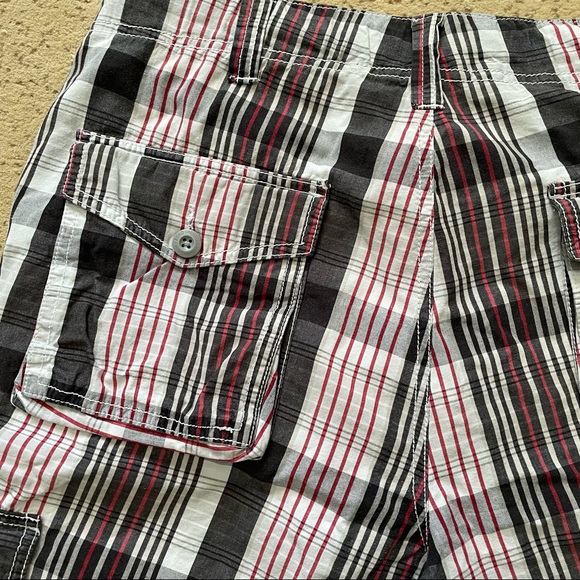 Ecko Unltd | Men Vintage Plaid Cargo Shorts - Picture 6 of 8